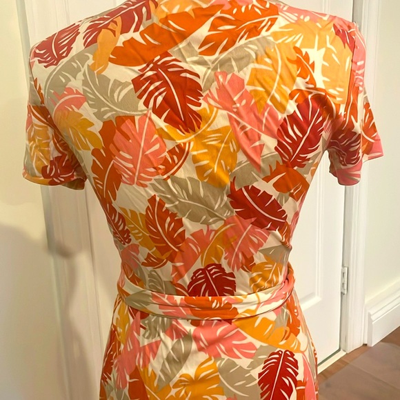 Tori Richard Leaf Wrap Dress; Size 2; 100% Silk - Picture 2 of 4